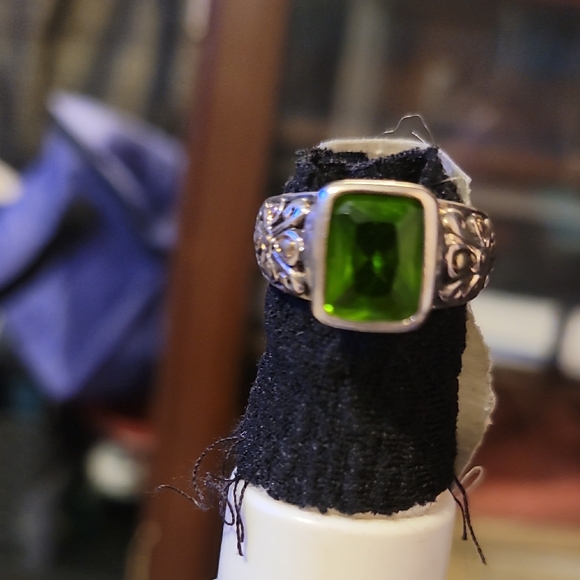 Green Gemstone Silver Ring - Picture 1 of 4